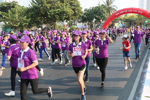 Các vận động viên hào hứng tham gia chạy Việt dã
